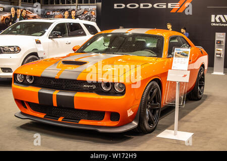 Poznan, Polen, März 2019: metallic orange Dodge Challenger SRT Hellcat, Poznan International Motor Show, 3. gen Muscle Car von Dodge hergestellt Stockfoto