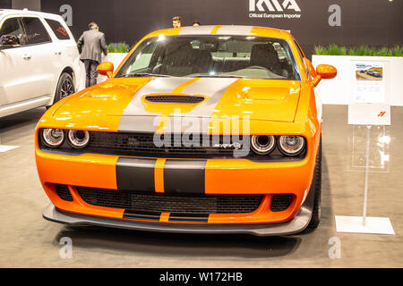 Poznan, Polen, März 2019: metallic orange Dodge Challenger SRT Hellcat, Poznan International Motor Show, 3. gen Muscle Car von Dodge hergestellt Stockfoto