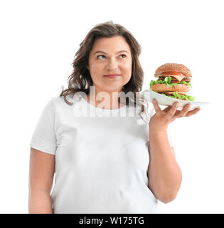 Übergrößen Frau mit leckeren Burger auf weißem Hintergrund. Konzept der Körper positiv Stockfoto