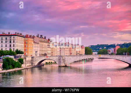 Ein Blick auf Lyon, Frankreich entlang der Saône bei Sonnenuntergang. Stockfoto