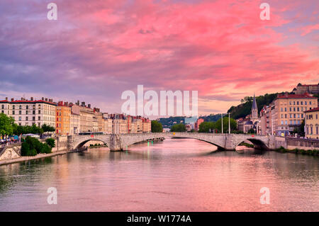 Ein Blick auf Lyon, Frankreich entlang der Saône bei Sonnenuntergang. Stockfoto
