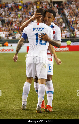 Philadelphia, Pennsylvania, USA. 30. Juni, 2019. United States Mittelfeldspieler Weston Mckennie (8) feiert sein Ziel mit mittelfeldspieler Christian Pulisic (10) während der CONCACAF Gold Cup 2019 viertelfinalegleichen zwischen Curacao und die Vereinigten Staaten am Lincoln Financial Field in Philadelphia, Pennsylvania. Christopher Szagola/CSM/Alamy leben Nachrichten Stockfoto