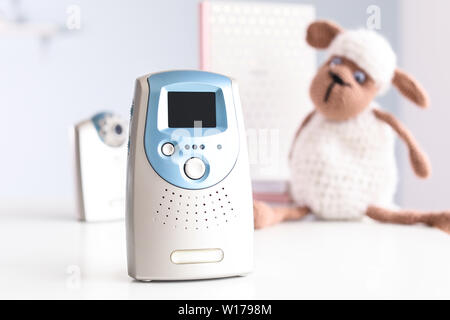 Modern baby monitor auf Tisch Stockfoto