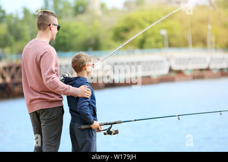 Vater und Sohn angeln zusammen auf dem Fluss Stockfoto