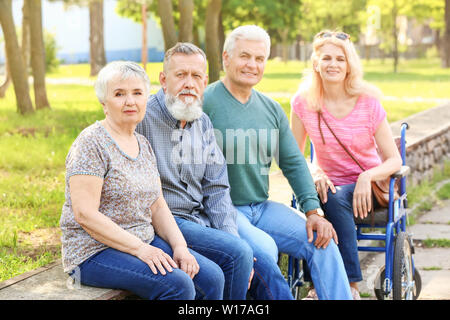 Gruppe von älteren Menschen in Park Stockfoto