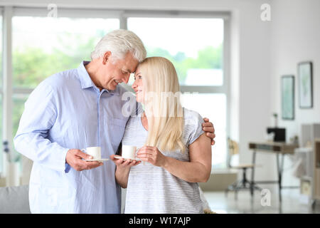 Portrait von Happy reifes Paar Tee trinken zu Hause Stockfoto