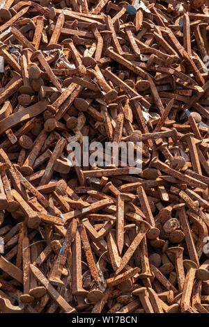 Ein Haufen rostigen Schrott railroad Spikes und Verbindungselemente warten auf Recycling. Stockfoto