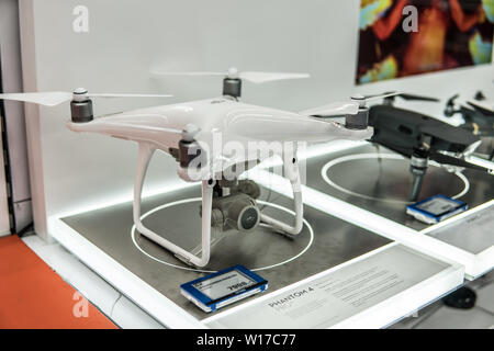 Lodz, Polen, Juli 2018 im Saturn Elektronikgeschäft, DJI Drones, Phantom Pro, Mavic, UAV für Luftaufnahmen und Videografie Stockfoto