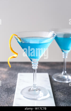 Glas Blaue Lagune Cocktail auf Tabelle Stockfoto