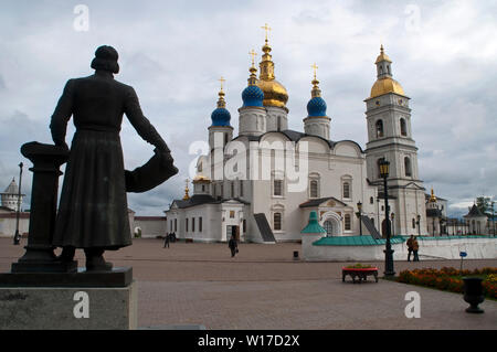 Tobolsk Russland, Blick auf den Platz vor der historischen St. Sophia Kathedrale und Kreml Komplex Stockfoto