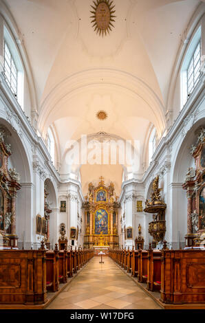 Die Karmeliterkirche - karmelitenkirche - in Linz, Österreich. Mit einem Altarbild von Martino Altomonte. Stockfoto