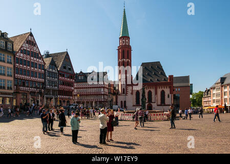 FRANKFURT, Deutschland - 17. JUNI 2019: Alte Kirche St. Nikolaus, kleine mittelalterliche gotische Kirche Stockfoto