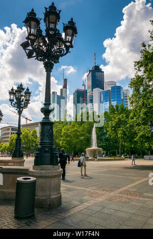 FRANKFURT, Deutschland - 17. JUNI 2019: Der Financial District an einem sonnigen Morgen Stockfoto