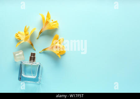 Schöne Komposition mit Blumen und Parfüm auf farbigen Hintergrund Stockfoto