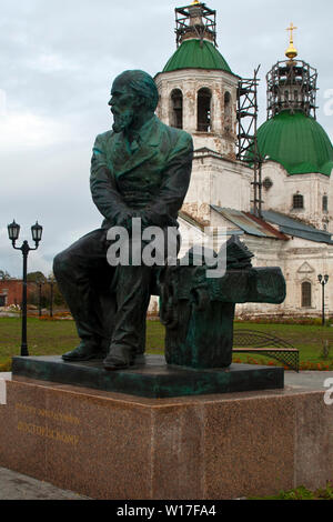 Tobolsk Russland, Statue von Feodor Dostojewski vor der Kirche in Reparatur Stockfoto