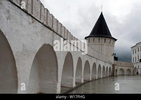 Tobolsk Russland, Kremlmauer mit Bögen auf einem nassen Bewölkter Tag Stockfoto