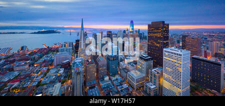 Luftaufnahme von San Francisco Skyline bei Sonnenaufgang, Kalifornien, USA Stockfoto