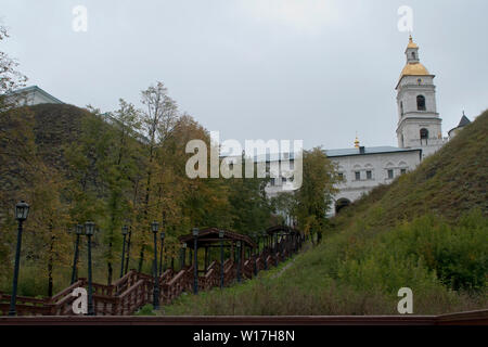 Tobolsk Russland, Treppe von der Altstadt zum Kreml an einem bewölkten Tag Stockfoto