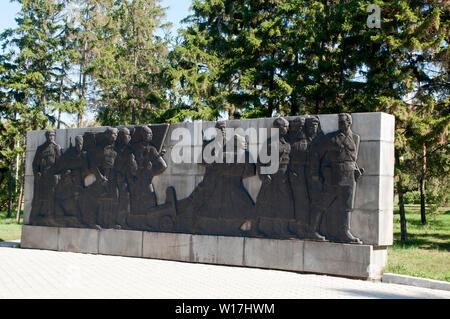 Omsk in Russland, an der Wand in der Nähe der Ewigen Flamme mit einer Entlastung der 1917 Soldaten der Roten Armee in Memorial Square Stockfoto