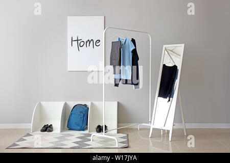 Stilvolle Schuluniform, Rucksack und Schuhe im Zimmer Stockfoto