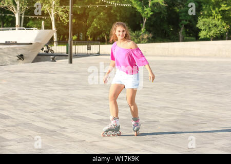 Junges Mädchen auf Rollschuhen im Freien Stockfoto