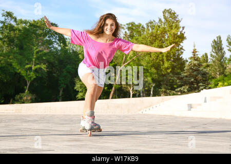 Junges Mädchen auf Rollschuhen im Freien Stockfoto