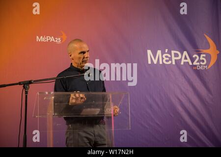 Yanis Varoufakis, ehemaliger Griechischer Finanzminister und jetzt Kandidat für DiEM 25 - MeRA 25 während der Präsentation für die Parlamentswahlen in Chania spricht. Stockfoto
