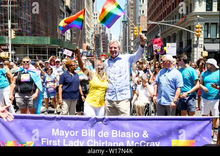 New York City Bürgermeister Bill De Blasio (D) und NYC First Lady Chirlane McCray während der New York City Pride auf der Fifth Avenue in New York City. Stockfoto