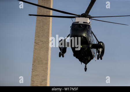 Washington, District of Columbia, USA. 30. Juni, 2019. Marine One, mit dem Präsidenten der Vereinigten Staaten Donald J. Trumpf an Bord, kommt auf der South Lawn des Weißen Hauses am 30. Juni 2019 in Washington, DC. Wie der Präsident wieder aus Südkorea Credit: Oliver Contreras/CNP/ZUMA Draht/Alamy leben Nachrichten Stockfoto