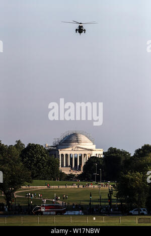 Washington, DC. 30th June, 2019. Marine One, with United States President Donald J. Trump aboard, arrives on the South Lawn of the White House on June 30, 2019 in Washington, DC. as the President returns to from South Korea.Credit: Oliver Contreras/Pool via CNP | usage worldwide Credit: dpa/Alamy Live News Stockfoto