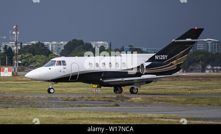 Richmond, British Columbia, Kanada. 23. Juni 2019. Eine BAE 125-800 EIN (N12 SY) private Business Jet entlang der Rollbahn am internationalen Flughafen Vancouver rollen. Credit: bayne Stanley/ZUMA Draht/Alamy leben Nachrichten Stockfoto