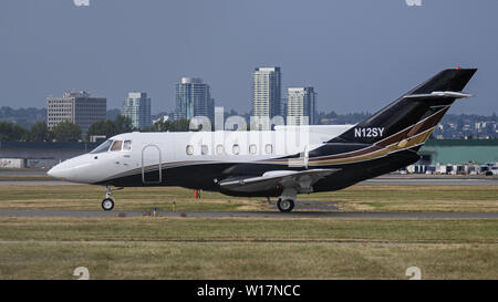 Richmond, British Columbia, Kanada. 23. Juni 2019. Eine BAE 125-800 EIN (N12 SY) private Business Jet entlang der Rollbahn am internationalen Flughafen Vancouver rollen. Credit: bayne Stanley/ZUMA Draht/Alamy leben Nachrichten Stockfoto
