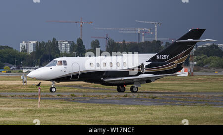 Richmond, British Columbia, Kanada. 23. Juni 2019. Eine BAE 125-800 EIN (N12 SY) private Business Jet entlang der Rollbahn am internationalen Flughafen Vancouver rollen. Credit: bayne Stanley/ZUMA Draht/Alamy leben Nachrichten Stockfoto