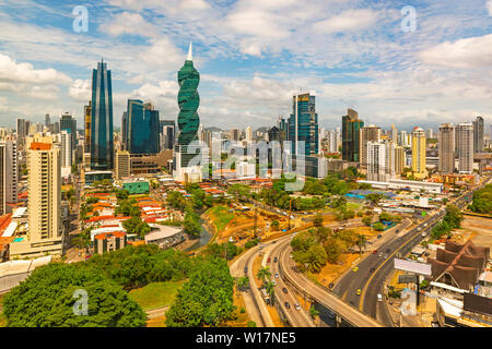 Stadtbild von Panama City mit seinen berühmten Wolkenkratzern im Finanzdistrikt am Sonnenaufgang mit dem morgendlichen Verkehr auf der Autobahn, Panama, Mittelamerika. Stockfoto