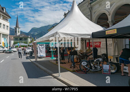 Bad Ragaz, SG/Schweiz - vom 23. Juni, 2019: die Menschen genießen die Heidiland Classic Car Show und Entertainment mit Rock Band im Heidiland Classic Stockfoto