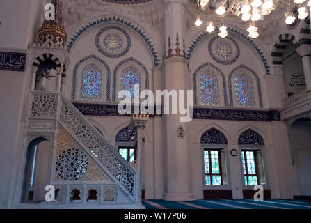 Tokyo - 26. August 2018: Innenraum oder Tokio Tokio Camii Moschee. Im osmanischen Stil Moschee und türkische Kultur Zentrum dient muslimischen Gemeinschaft. Stockfoto