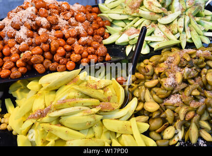 Asien Obst auf Tray mit star Stachelbeere, Mango bewahren, Garcinia schomburgkiana Pierre und jujube Obst für den Verkauf in Street Food thailand Stockfoto