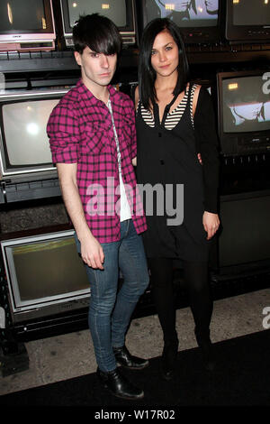 New York, USA. Vom 8. Januar 2009. Greg Krelenstein, Leigh Lezark, der MisShapes an den Tribut an Stephen sprouse an der Bowery Ballroom. Quelle: Steve Mack/Alamy Stockfoto