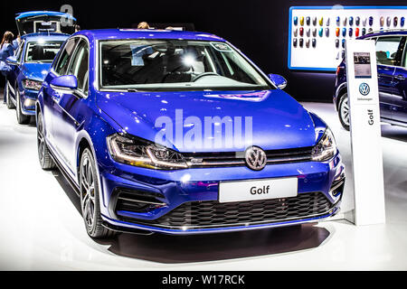 Brüssel, Belgien, 18.Januar 2019: Volkswagen VW Golf MK4, VW Golf MK7 MQB siebten Generation zu Brüssel Motor Show, von der deutsche Autobauer Volkswagen Konzern Stockfoto