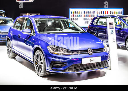 Brüssel, Belgien, 18.Januar 2019: Volkswagen VW Golf MK4, VW Golf MK7 MQB siebten Generation zu Brüssel Motor Show, von der deutsche Autobauer Volkswagen Konzern Stockfoto