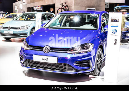 Brüssel, Belgien, 18.Januar 2019: Volkswagen VW Golf MK4, VW Golf MK7 MQB siebten Generation zu Brüssel Motor Show, von der deutsche Autobauer Volkswagen Konzern Stockfoto