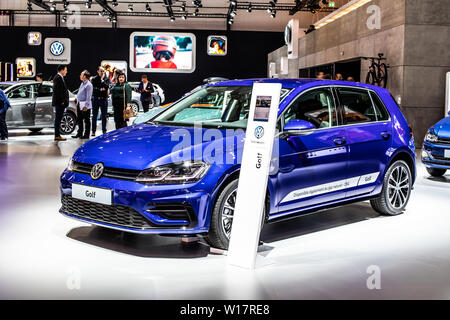 Brüssel, Belgien, 18.Januar 2019: Volkswagen VW Golf MK4, VW Golf MK7 MQB siebten Generation zu Brüssel Motor Show, von der deutsche Autobauer Volkswagen Konzern Stockfoto