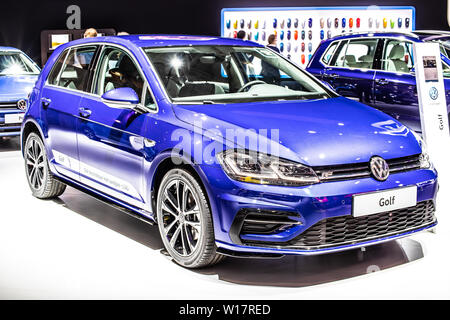 Brüssel, Belgien, 18.Januar 2019: Volkswagen VW Golf MK4, VW Golf MK7 MQB siebten Generation zu Brüssel Motor Show, von der deutsche Autobauer Volkswagen Konzern Stockfoto