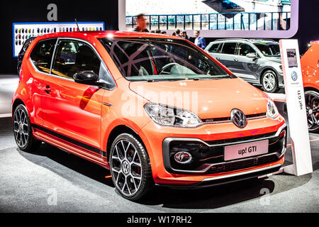 Brüssel, Belgien, 18.Januar 2019: rot metallic Volkswagen VW up! GTI Motor Show in Brüssel, New Small Family, NSF, Stadt Auto produziert von Volkswagen Stockfoto