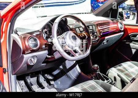 Brüssel, Belgien, 18.Januar 2019: rot metallic Volkswagen VW up! GTI Motor Show in Brüssel, New Small Family, NSF, Stadt Auto produziert von Volkswagen Stockfoto