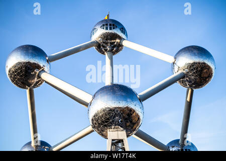 Brüssel, Belgien, Jan 2019 Atomium, Winter blauer Himmel Wolken, Atomium zeigt neun Eisen Atome in Form von Körper-kubischen Einheitszelle aus Eisen crystal zentriert Stockfoto