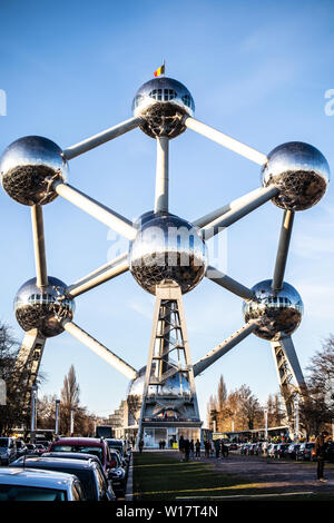 Brüssel, Belgien, Jan 2019 Atomium, Winter blauer Himmel Wolken, Atomium zeigt neun Eisen Atome in Form von Körper-kubischen Einheitszelle aus Eisen crystal zentriert Stockfoto