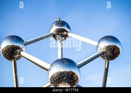 Brüssel, Belgien, Jan 2019 Atomium, Winter blauer Himmel Wolken, Atomium zeigt neun Eisen Atome in Form von Körper-kubischen Einheitszelle aus Eisen crystal zentriert Stockfoto