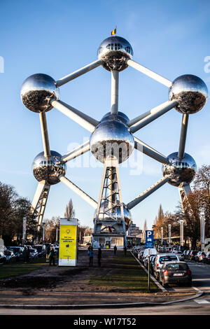 Brüssel, Belgien, Jan 2019 Atomium, Winter blauer Himmel Wolken, Atomium zeigt neun Eisen Atome in Form von Körper-kubischen Einheitszelle aus Eisen crystal zentriert Stockfoto