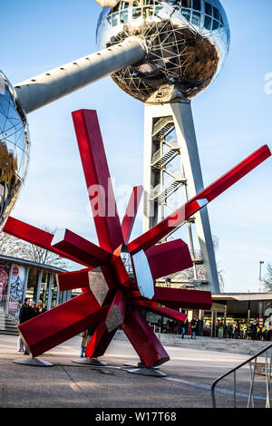 Brüssel, Belgien, Jan 2019 Atomium, Winter blauer Himmel Wolken, Atomium zeigt neun Eisen Atome in Form von Körper-kubischen Einheitszelle aus Eisen crystal zentriert Stockfoto